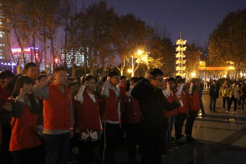 志愿者们正在宣誓 志愿者们正在宣誓