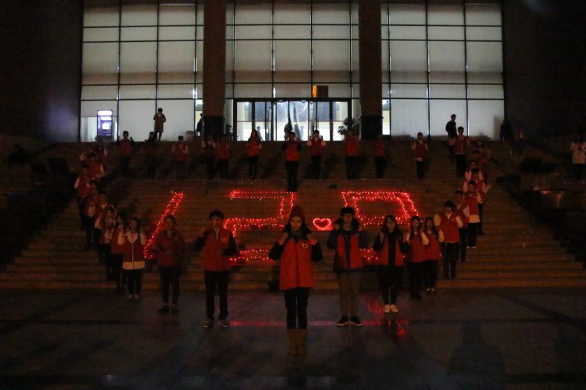 手语表演使晚会进入高潮 手语表演使晚会进入高潮